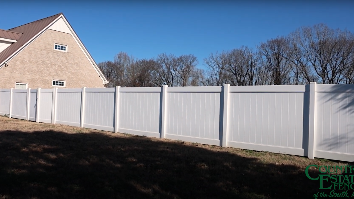 6’ White Lakeland Fence Brings Charm to Creek Oakland Home